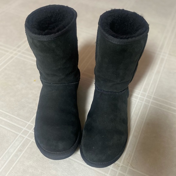 Classic short black UGG boots size 7 women’s - Picture 2 of 7